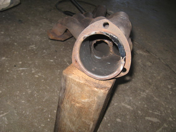 Exhaust manifold with a damaged flange