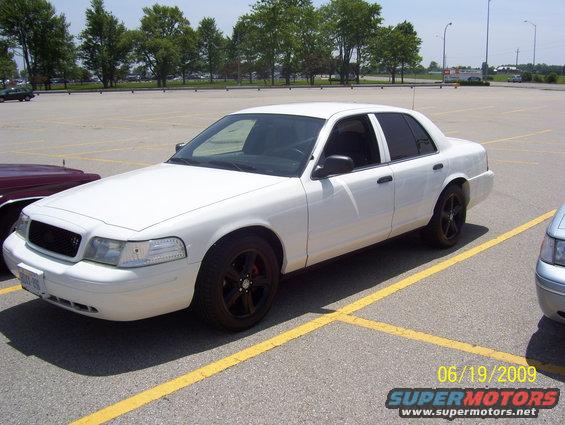 White 2003 Ford Crown Victoria, 3q-front view