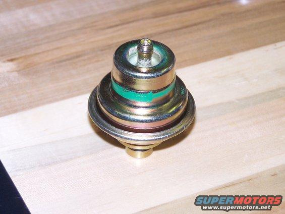 100_2762.jpg I used a green stripe modulator, instead of the old modulator that used two vaccum hoses; this should raise the full throttle shift points to 5500 rpm, I hope.