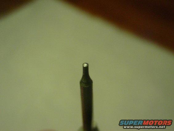 Metal tool bit with a rounded tip