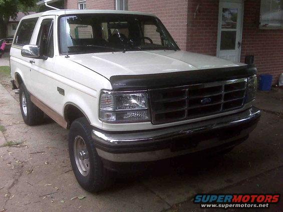 White 1995 Ford Bronco parked in driveway, front 3/4 view