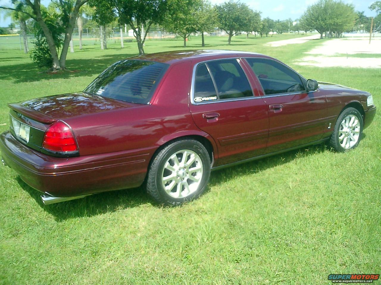 2004 Ford Crown Victoria photo