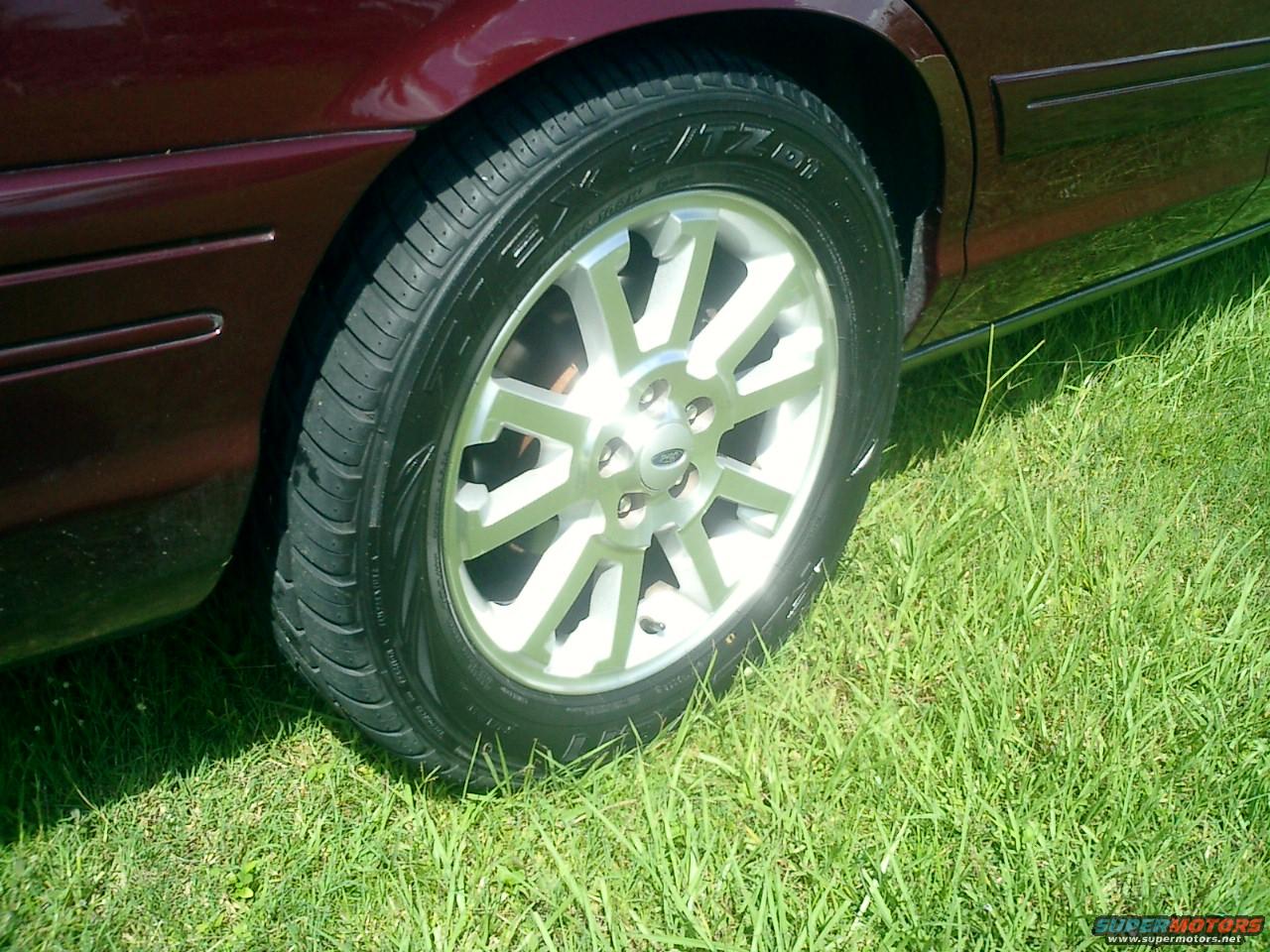 2004 Ford Crown Victoria photo