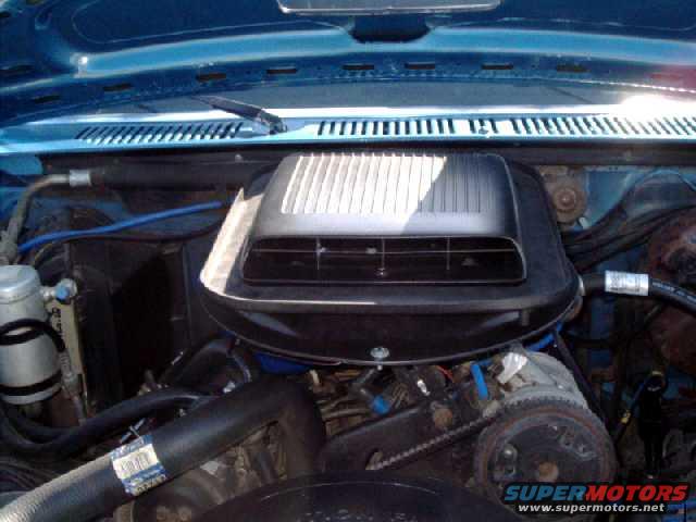 thwbronco17.jpg scoop and top plate mounted to flat metal pan that is bolted to the air box, with a cutout for airflow