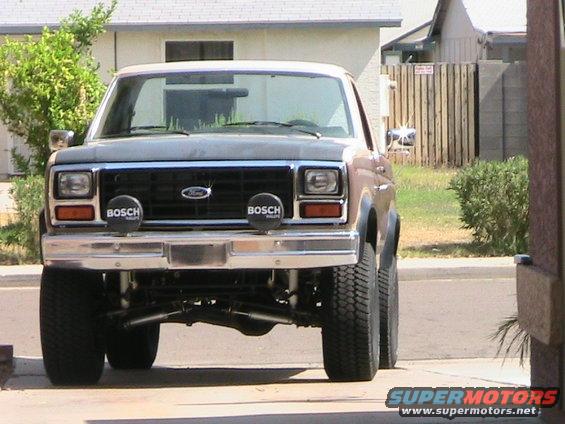 1985 Ford Bronco front view with Bosch fog lights and lifted suspension