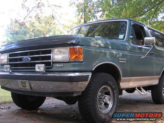 Green 1989 Ford Bronco 3q-front view with chrome bumper and "4x4" badge