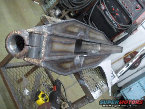 Welded metal suspension part with threaded end