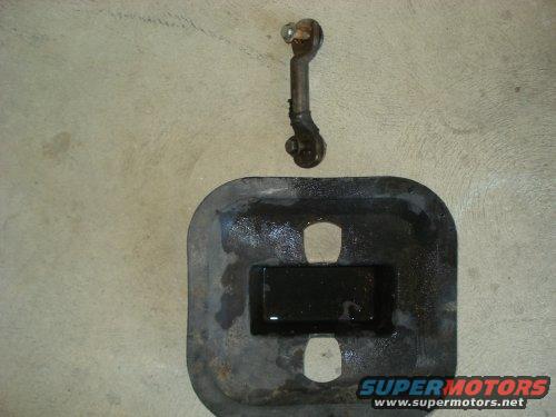 Metal linkage and rubber gasket with rectangular cutout