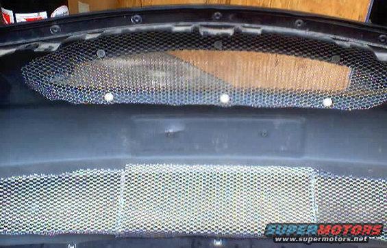 Mesh grille with hexagonal pattern