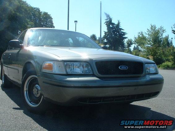 2000 Ford Crown Victoria front view