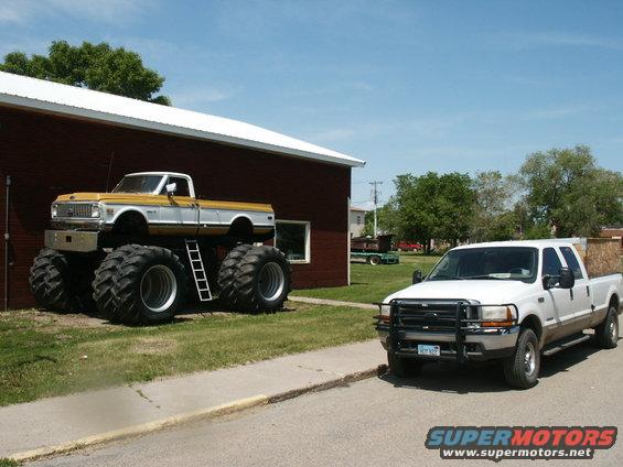 pict0073.jpg again...someone always has a bigger truck