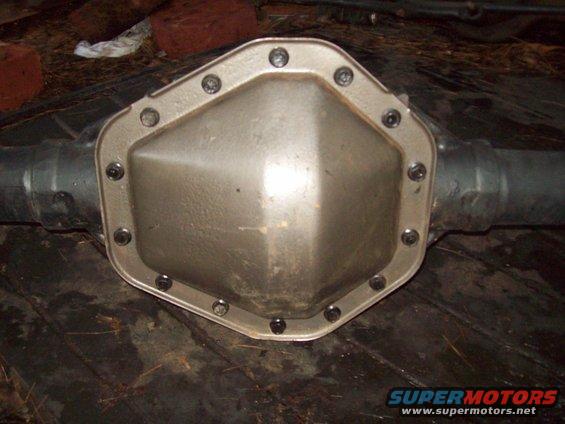 Rear differential cover with bolts around the edge