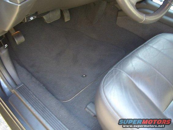 2004 Ford Crown Victoria LX Sport (stock)