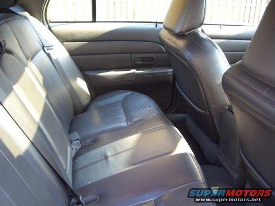 24.jpg 2004 Ford Crown Victoria LX Sport (stock)