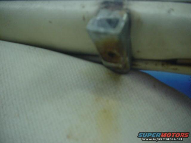 belle-windshield-latch.jpg 