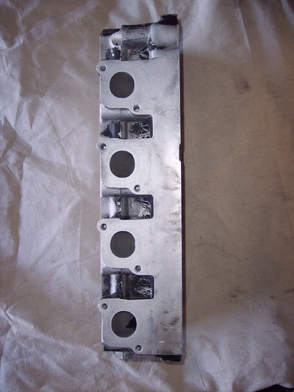 Aluminum engine cylinder head with six intake ports