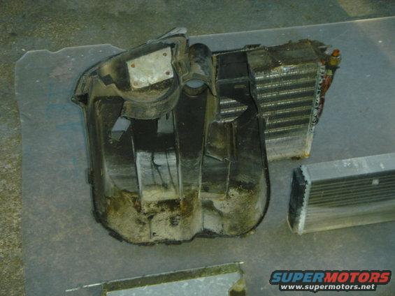 dsc03685.jpg crud in the right side heater case