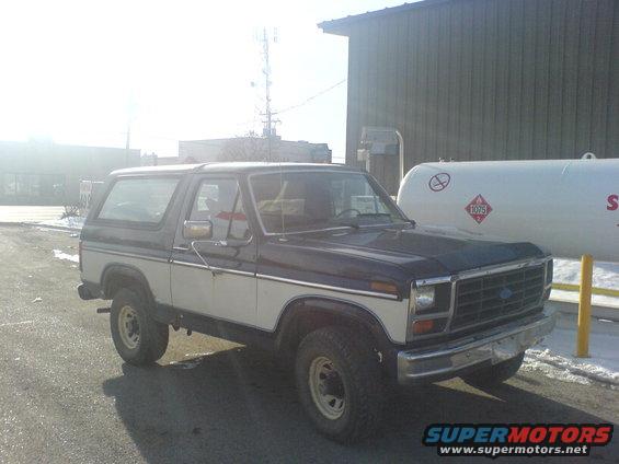 Dark blue and white 1985 Ford Bronco 3/4 front view