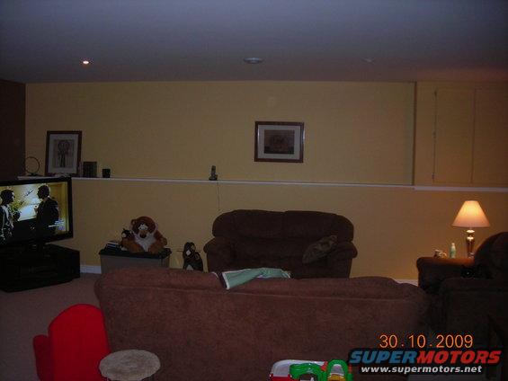 Living room with couches, TV, and a lamp. Watermark says 30.10.2009 SUPERMOTORS