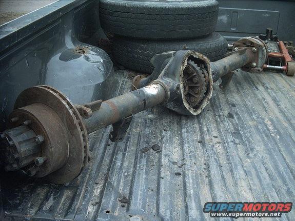 3096478_3_full.jpg I picked up this 99 E350 Dana 60 rear diff for the disc brake parts to swap on to a Sterling 10.25". I got it fairly cheap because it had a bent axle tube.