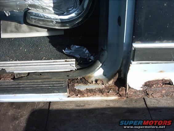 3-07-09: Some of the rust on the 84. Just to show I'm not cutting up a show truck.