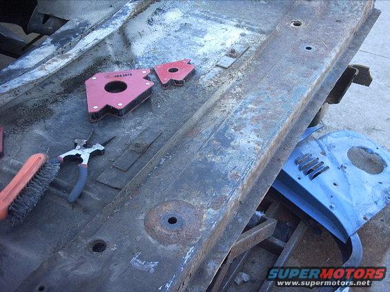 10-16-08:  Here's a picture of the groove that the crossmember will sit in.