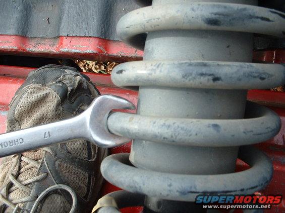 dscf0155.jpg 17mm wrench on Base/LX spring