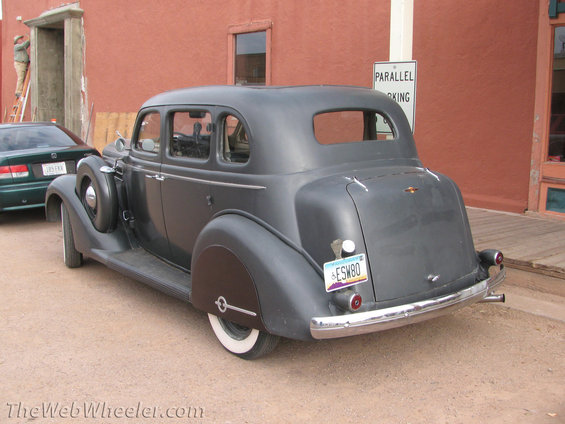 2009-xmas-trip-140-copy.jpg Cool old Car.