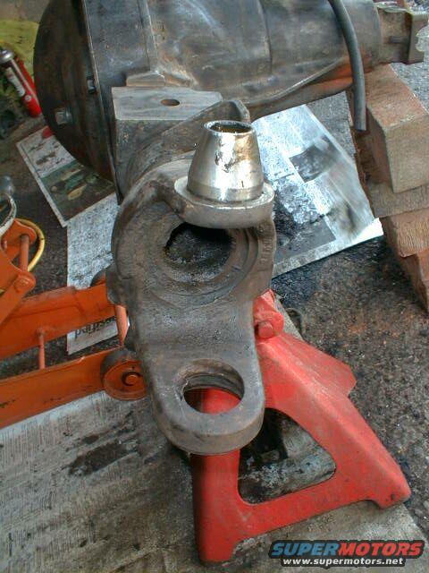 d60_006.jpg Driver's Kingpin was destroyed. Note busted bottom dust cap