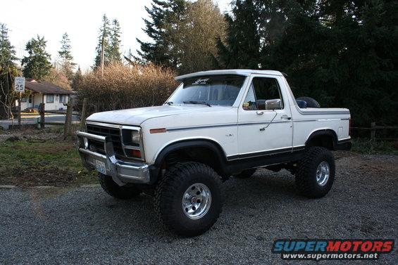 picture-126.jpg topless with new foglights and truck bed liner on the lower panels