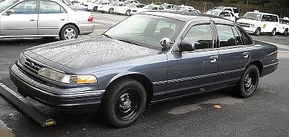 Dark blue 1996 Ford Crown Victoria sedan, 3q front view