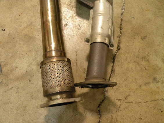 Exhaust pipe with flex joint next to catalytic converter flange