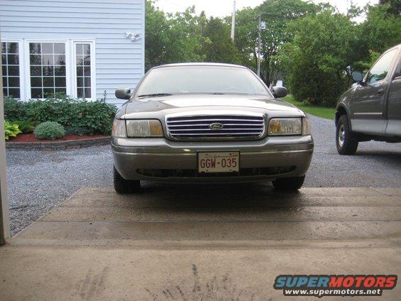 1999 Ford Crown Victoria front view, silver. License plate GGW-035