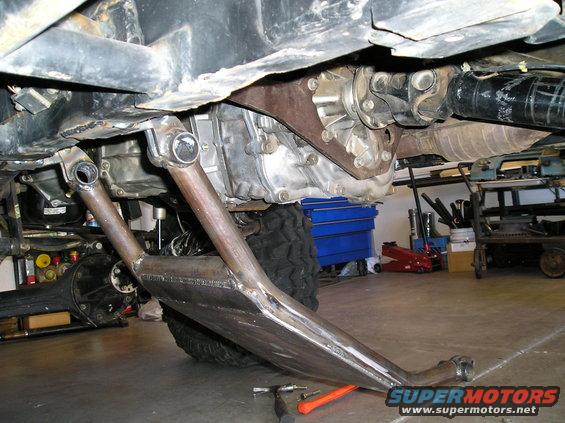 Custom metal skid plate attached to transfer case and differential