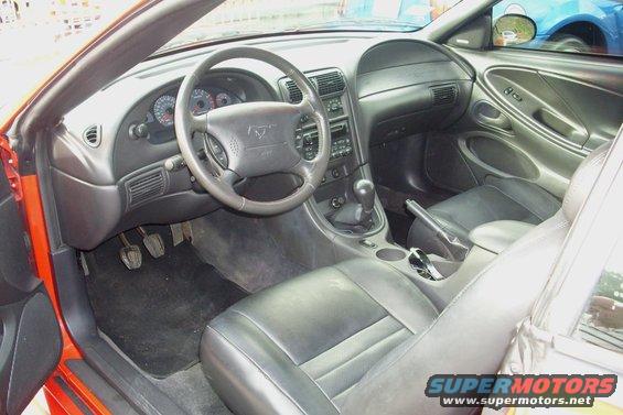 2002-red-mustang-gt-vert-interior1.jpg 
