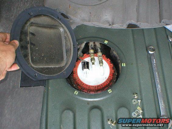 disco-fuel-pump.jpg Factory fuel pump access on a Land Rover Discovery & Discovery Series II.  This is the idea behind this mod, and MANY vehicles are factory-built with a removable access plate over the fuel tank.