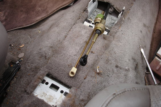 Rod shifter mechanism in a 1989 Ford Taurus interior