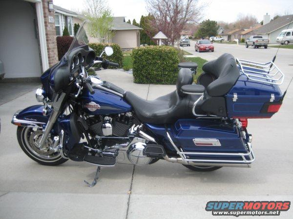 Blue 2007 Harley-Davidson Electra Glide Clsc motorcycle, side view. Text on tank reads 'Harley-Davidson'