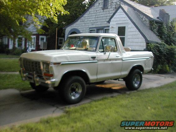 White 1979 Ford Bronco parked in driveway, 3q-front view
