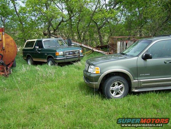 100_1921.jpg EB Bronco with EB Explorer