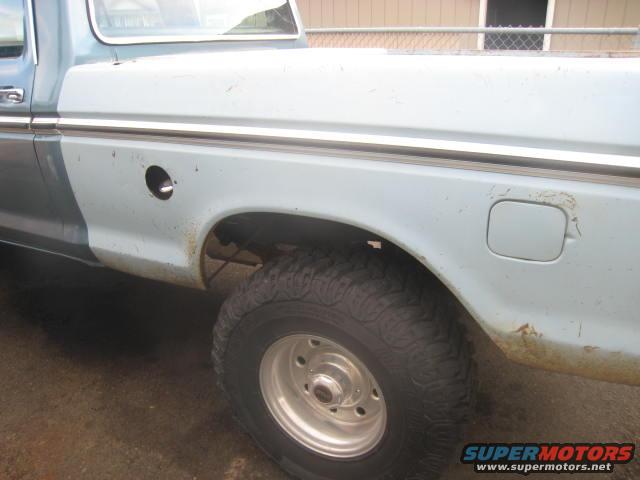 1976 Ford F-250 side view showing fuel door and rear wheel well
