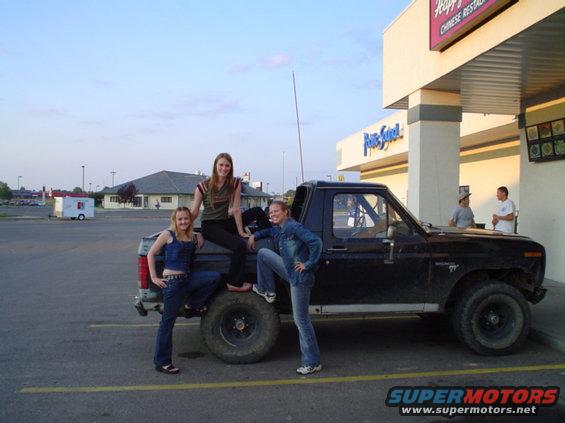 dsc00233.jpg the girlys love my truck!!