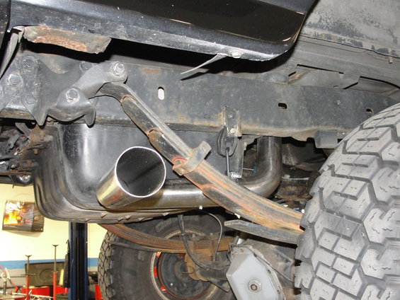 1995 Ford Bronco exhaust pipe and leaf spring assembly