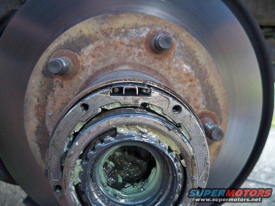 102_0423.jpg Another picture of how bad the grease had gotten inside there. Whether it was water, or just the wrong kind of grease in the first place, who knows.