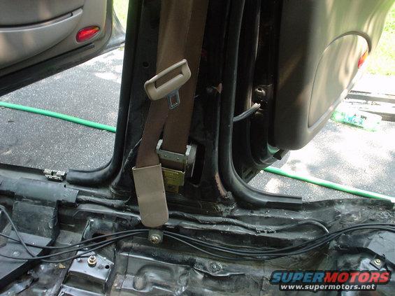 dsc00501.jpg This is a simmilar pciture of the passenger side seat belt and lower b pilliar.