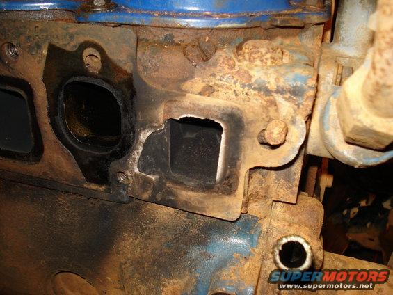 Engine exhaust manifold with rusted ports