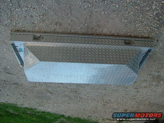 Diamond plate truck bed tool box with two latches