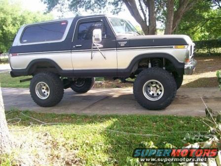 Lifted two-tone 1979 Ford Bronco side view