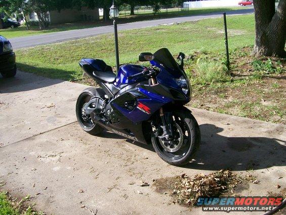 2006 Suzuki GSX-R 1000 parked on concrete driveway, blue and black fairings visible