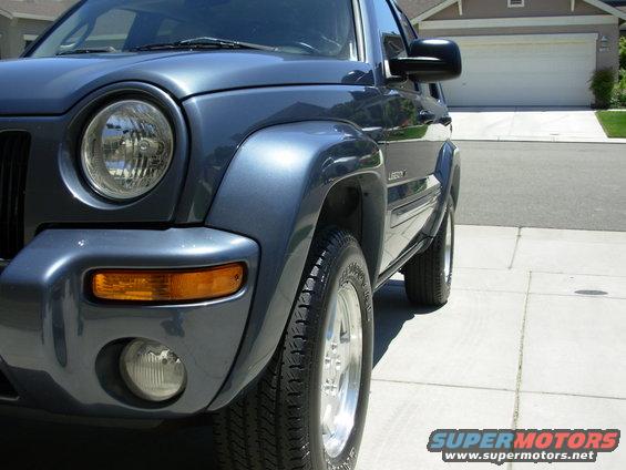 Blue 2002 Jeep Liberty 3q-front view